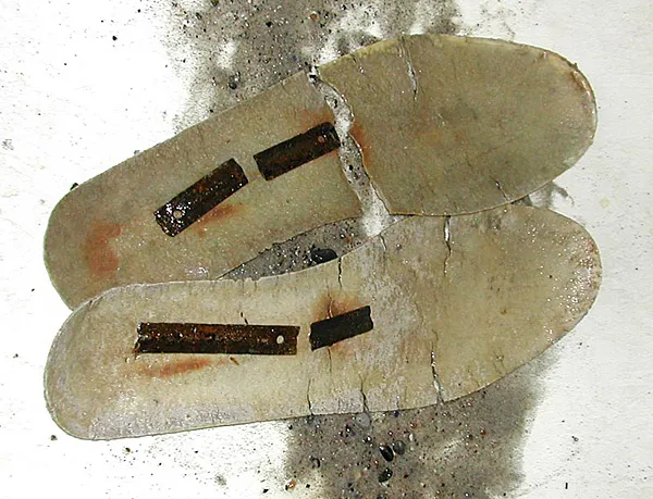 Cracked, broken and rusty - This is a detail shot of the inner soles and the steel reinforcement that were in my Chotas. As it is obvious they didn't take the abuse that wading boots have to endure.<br>
The inner soles were glued to the inside of the boot, but came loose during my first season.