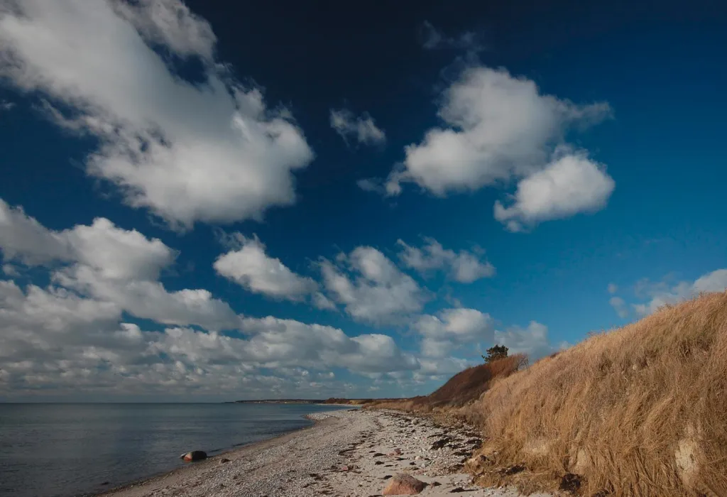 High skies - The space on the coast is plenty and access generally easy