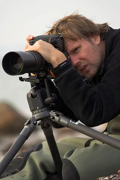 The pro - Kristian is a pro, and he knows that the tripod makes a difference. This heavy specimen is his way of securing sharpness when shooting. He always carries it and uses it for the vast majority of his pictures. Notice how he steadies the setup even more by pressing on the top of the lens.